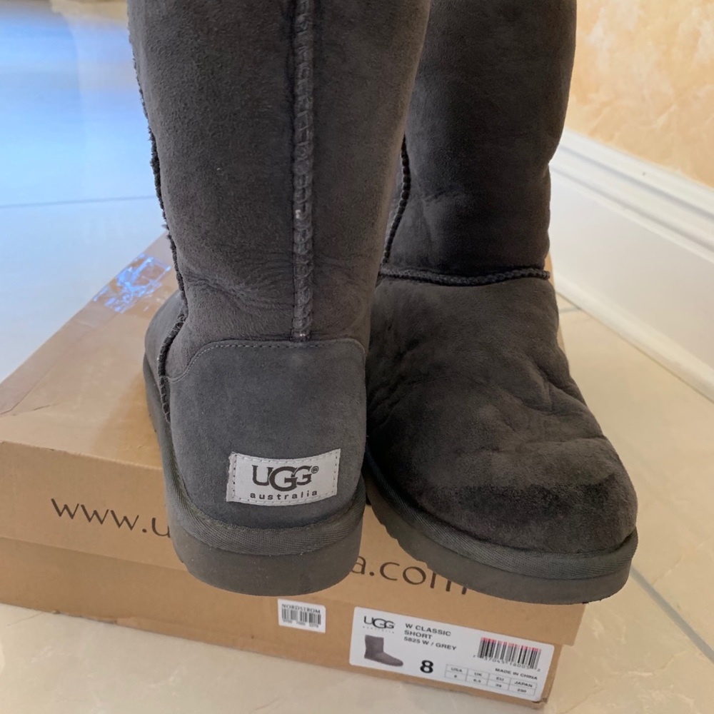 UGG woman’s classic short Shearling Lined Boots